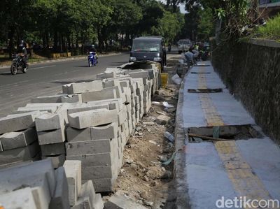 Revitalisasi Trotoar di Jalan Margonda Depok Molor
