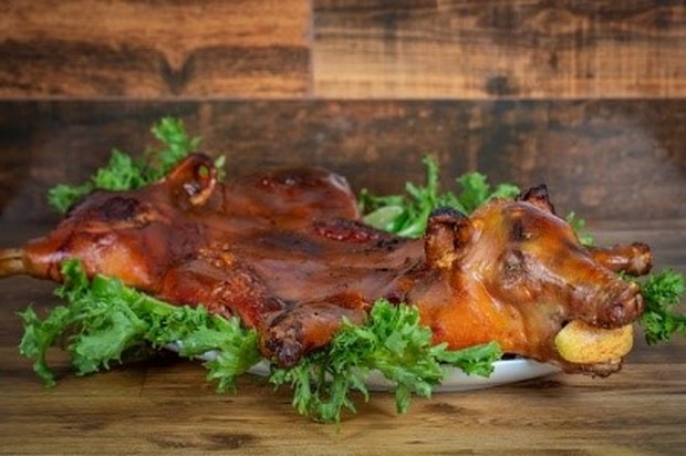 Orang Argentina menyajikan Roast Suckling Pig sebagai santapan makan malam di perayaan Natal