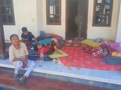 Puing Berserakan, Warga Kubu Karangasem Tidur di Luar Rumah Usai Gempa