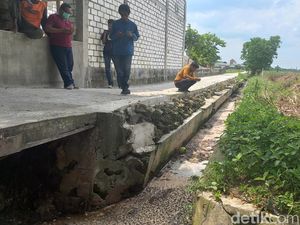 Saluran Irigasi di Tikung Lamongan Tercemar, Air Hitam Pekat-Bau Tak Sedap