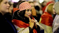 Pendukung Kroasia semakin bersedih menjelang akhir pentandingan. REUTERS/Antonio Bronic.