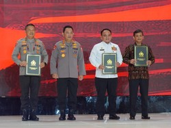 Sekjen Kemenkum HAM Terima Penghargaan Pin Emas dari Polri
