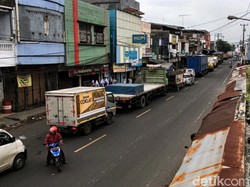 Arus Lalin di Jembatan Pamuruyan Sukabumi Tersendat