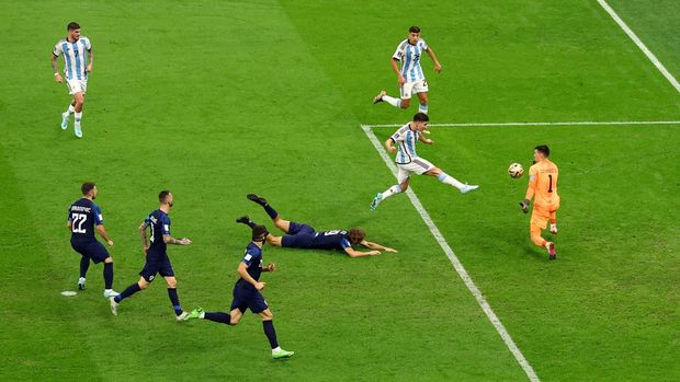 Soccer Football - FIFA World Cup Qatar 2022 - Semi Final - Argentina v Croatia - Lusail Stadium, Lusail, Qatar - December 13, 2022 Argentina's Julian Alvarez scores their second goal REUTERS/Hannah Mckay     TPX IMAGES OF THE DAY
