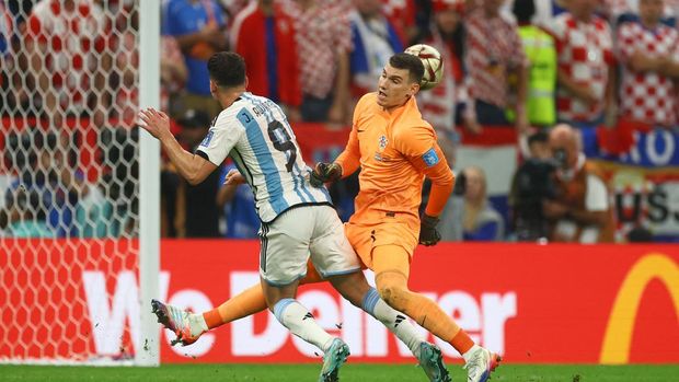 Soccer Football - FIFA World Cup Qatar 2022 - Semi Final - Argentina v Croatia - Lusail Stadium, Lusail, Qatar - December 13, 2022 Croatia's Dominik Livakovic and Argentina's Julian Alvarez clash which results in a penalty for Argentina REUTERS/Lee Smith