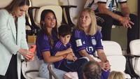Antonela Roccuzzo, istri Lionel Messi, dan Celia Maria Cuccittini, ibu dari Lionel Messi terlihat saat pertandingan semifinal Piala Dunia FIFA Qatar 2022 antara Argentina dan Kroasia di Stadion Lusail, Qatar, Selasa (13/12/2022). (Catherine Ivill/Getty Images)  