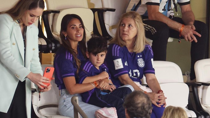 Sorak Gembira Istri dan Anak-anak Messi Saat Argentina Libas Kroasia LUSAIL CITY, QATAR - DECEMBER 13: Antonela Roccuzzo, wife of Lionel Messi of Argentina and Celia Maria Cuccittini, mother of Lionel Messi of Argentina look on prior to the FIFA World Cup Qatar 2022 semi final match between Argentina and Croatia at Lusail Stadium on December 13, 2022 in Lusail City, Qatar. (Photo by Catherine Ivill/Getty Images)