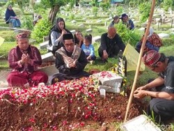 Tangis Anak-anak Otis Pamutih Pecah saat Pemakaman