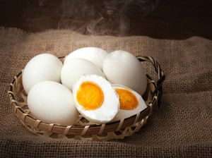 Pembeli Ini Protes Kemahalan, Pesan Setengah Telur Asin Harganya Rp 10 Ribu Pembeli Ini Protes Kemahalan, Pesan Setengah Telur Asin Harganya Rp 10 Ribu