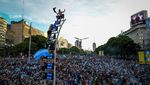 Waduh, Fans Argentina Terlalu Gembira Sampai Naik Tiang Lampu
