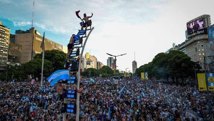 BUENOS AIRES, ARGENTINA - DECEMBER 13: Fans of Argentina celebrate at the Obelisk after their team's victory in the semi-final match of FIFA World Cup Qatar 2022 between Argentina and Croatia on December 13, 2022 in Buenos Aires, Argentina. (Photo by Tomas Cuesta/Getty Images)