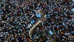 Waduh, Fans Argentina Terlalu Gembira Sampai Naik Tiang Lampu