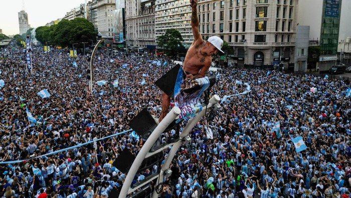 BUENOS AIRES, ARGENTINA - DECEMBER 13: Fans of Argentina celebrate at the Obelisk after their team's victory in the semi-final match of FIFA World Cup Qatar 2022 between Argentina and Croatia on December 13, 2022 in Buenos Aires, Argentina. (Photo by Tomas Cuesta/Getty Images)