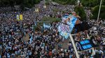 Waduh, Fans Argentina Terlalu Gembira Sampai Naik Tiang Lampu