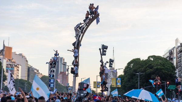 Waduh, Fans Argentina Terlalu Gembira Sampai Naik Tiang Lampu