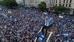 Waduh, Fans Argentina Terlalu Gembira Sampai Naik Tiang Lampu