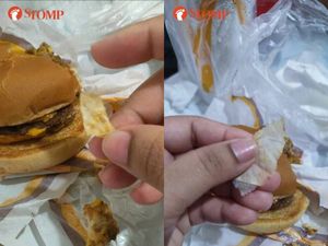 Zonk! Ada Lembaran Kertas di Dalam Burger Pesanan Wanita Ini Zonk! Ada Lembaran Kertas di Dalam Burger Pesanan Wanita Ini