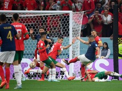 Gol Theo Hernandez memanfaatkan bola muntah tembakan Mbappe yang diblok pemain Maroko (Foto: AFP via Getty Images/FRANCK FIFE)