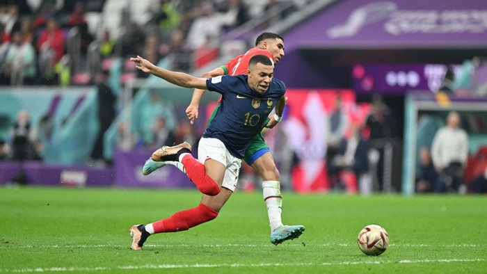 AL KHOR, QATAR - DECEMBER 14: Achraf Hakimi (2) of Morocco in action against Kylian Mbappe (10) of France during the FIFA World Cup Qatar 2022 Semi-Final match between France and Morocco at Al Bayt Stadium in Al Khor, Qatar on December 14, 2022. (Photo by Mustafa Yalcin/Anadolu Agency via Getty Images)