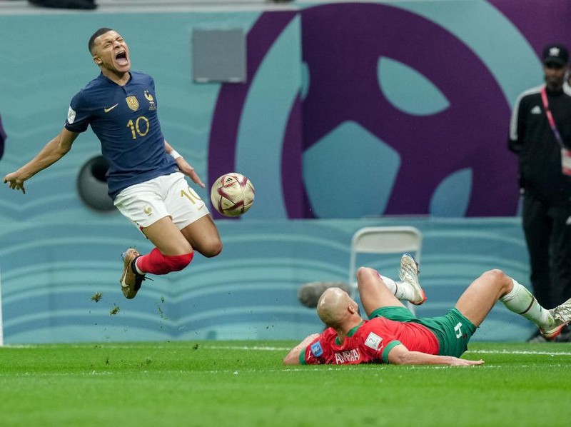 AL KHOR, QATAR - DECEMBER 14: Sofyan Amrabat of Morocco and Kylian Mbappe of France battle for the ball during the FIFA World Cup Qatar 2022 semi final match between France and Morocco at Al Bayt Stadium on December 14, 2022 in Al Khor, Qatar. (Photo by Mohammad Karamali/DeFodi Images via Getty Images)