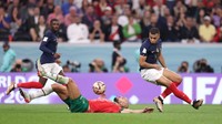Ambrabat harus pontang-pontang melapis Achraf Hakimi mengawal Mbappe di sisi kiri. Sebelumnya, ia sempat dibikin tersungkur usai kalah lari dengan Mbappe (Foto: FIFA via Getty) Images/Maddie Meyer - FIFA