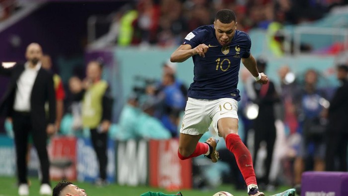 1449161637 AL KHOR, QATAR - DECEMBER 14: Kylian Mbappe of France goes past Achraf Hakimi of Morocco during the FIFA World Cup Qatar 2022 semi final match between France and Morocco at Al Bayt Stadium on December 14, 2022 in Al Khor, Qatar. (Photo by Lars Baron/Getty Images)