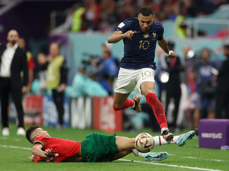 AL KHOR, QATAR - DECEMBER 14: Kylian Mbappe of France goes past Achraf Hakimi of Morocco during the FIFA World Cup Qatar 2022 semi final match between France and Morocco at Al Bayt Stadium on December 14, 2022 in Al Khor, Qatar. (Photo by Lars Baron/Getty Images)