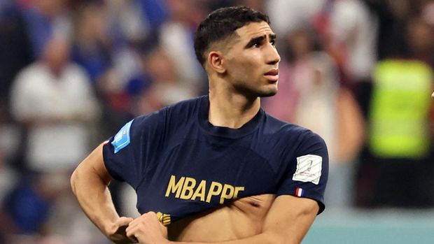Achraf Hakimi Pakai Baju Kylian Mbappe Morocco's defender #02 Achraf Hakimi looks on after his team's defeat in the Qatar 2022 World Cup semi-final football match between France and Morocco at the Al-Bayt Stadium in Al Khor, north of Doha on December 14, 2022. (Photo by KARIM JAAFAR / AFP)