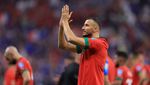 Aksi Romain Saiss Tenangkan Pemain Maroko yang Terluka