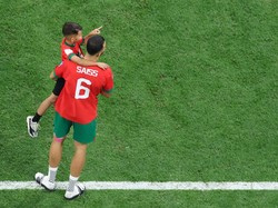 Romain Saiss tampak menggendong putranya.