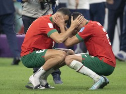 Aksi Romain Saiss memberikan motivasi kepada Achraf Hakimi.