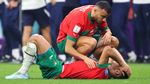 Aksi Romain Saiss Tenangkan Pemain Maroko yang Terluka