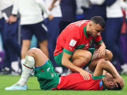 Romain Saiss menenangkan Achraf Hakimi yang terlihat bersedih seusai laga.