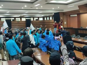 Tolak KUHP, Ratusan Mahasiswa Tasik Duduki Gedung DPRD Tolak KUHP, Ratusan Mahasiswa Tasik Duduki Gedung DPRD