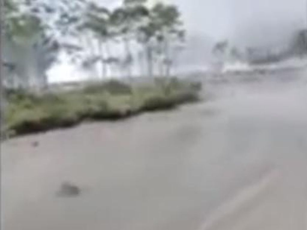 Heboh Fenomena Pasir Mengalir Tanpa Air di Gunung Semeru Heboh Fenomena Pasir Mengalir Tanpa Air di Gunung Semeru