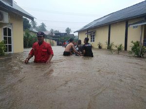 Penampakan Banjir di Natuna yang Terparah dalam 20 Tahun Terakhir Penampakan Banjir di Natuna yang Terparah dalam 20 Tahun Terakhir