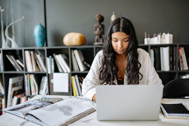 Beberapa Hal yang Harus Dipertimbangkan dan Diketahui Ketika Akan Bekerja di Luar Negeri/ foto : pexels.com/YanKrukov