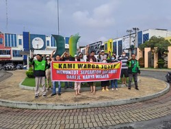 Warga Demo Minta Median Jalan Karya Wisata Dibongkar