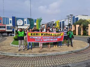 Warga Demo Minta Median Jalan Karya Wisata Dibongkar Warga Demo Minta Median Jalan Karya Wisata Dibongkar
