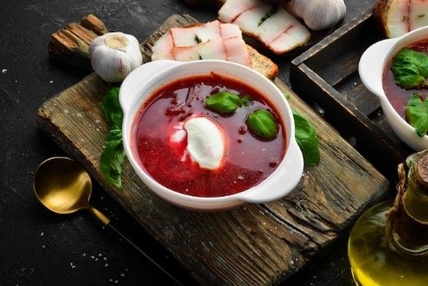 Borscht merupakan sup dengan warna merah alami yang dihasilkan oleh buah bit sebagai bahan utama