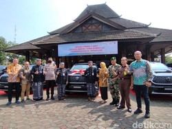 Bupati-Kapolres Semarang Punya Kendaraan Dinas Baru, Mobil Listrik Hybrid