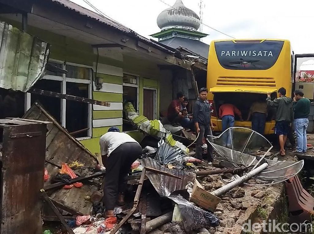 Bus Pariwisata Tabrak 3 Rumah di Padang Panjang, 4 Orang Luka