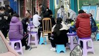 COVID Ngegas, Pasien Numpuk di Luar RS China