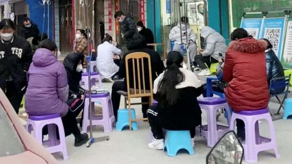 COVID Ngegas, Pasien Numpuk di Luar RS China