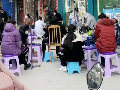 COVID Ngegas, Pasien Numpuk di Luar RS China