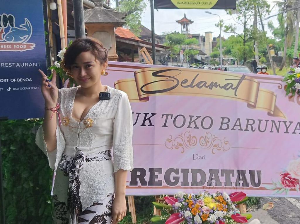 Regi Datau Kirim Karangan Bunga ke Toko Baru Denise Chariesta di Bali
