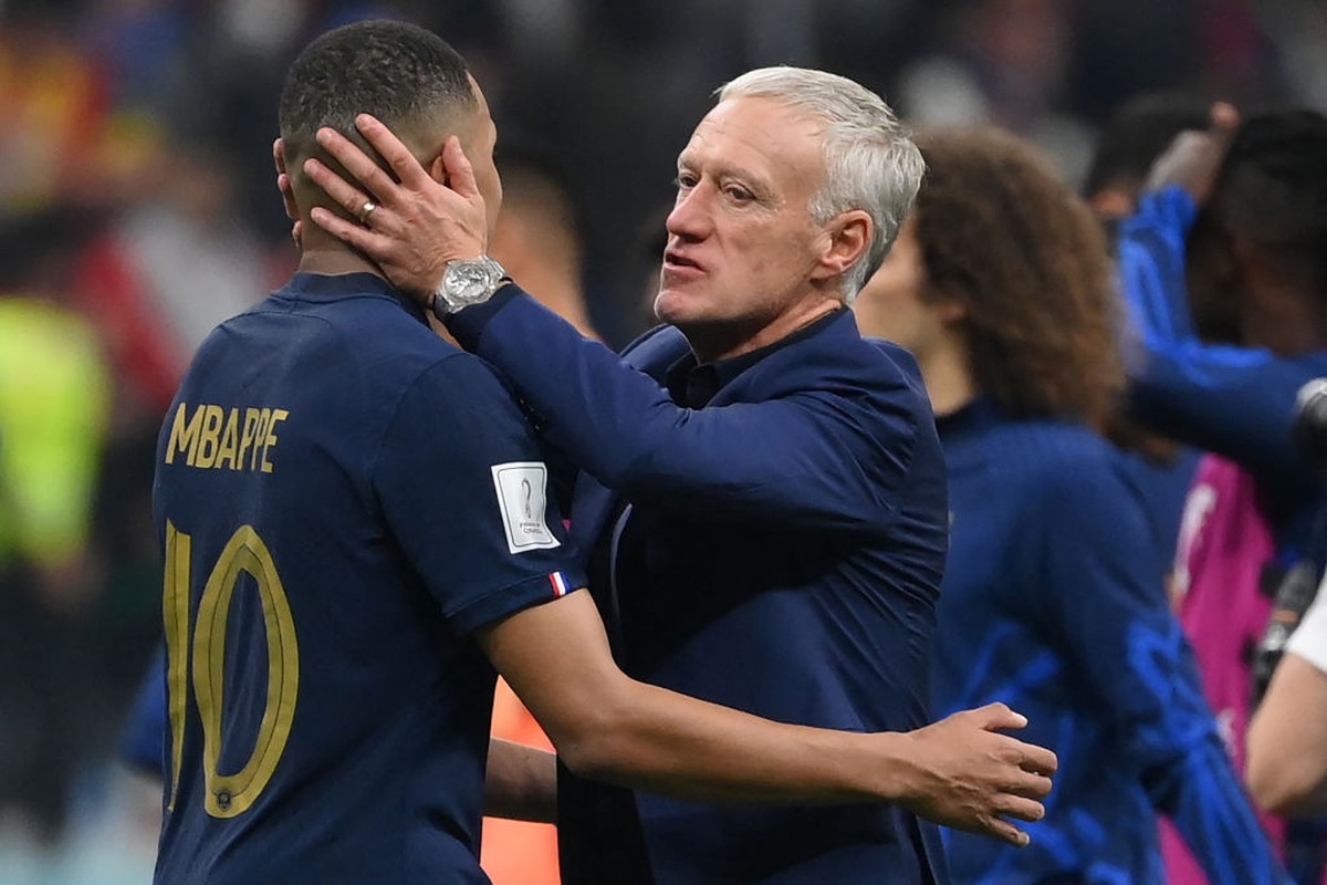 Mbappe (kiri) dan Deschamps. Foto: AFP via Getty Images/FRANCK FIFE