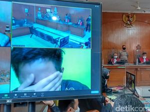 Divonis 4 Tahun Penjara, Doni Salmanan Menangis Divonis 4 Tahun Penjara, Doni Salmanan Menangis