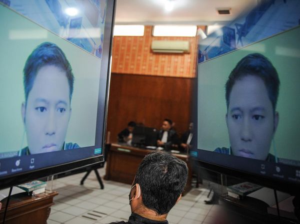 Divonis Cuma 4 Tahun Penjara, Begini Ekspresi Doni Salmanan