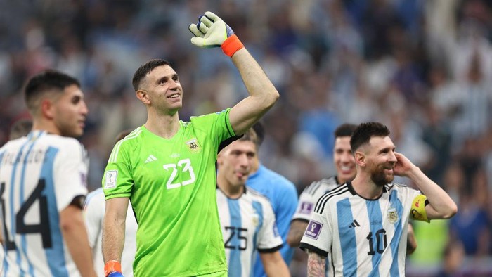 LUSAIL CITY, QATAR - DECEMBER 13: Emiliano Martinez of Argentina celebrates victory at full time and reaching the FIFA World Cup Qatar 2022 Final during the FIFA World Cup Qatar 2022 semi final match between Argentina and Croatia at Lusail Stadium on December 13, 2022 in Lusail City, Qatar. (Photo by Matthew Ashton - AMA/Getty Images)